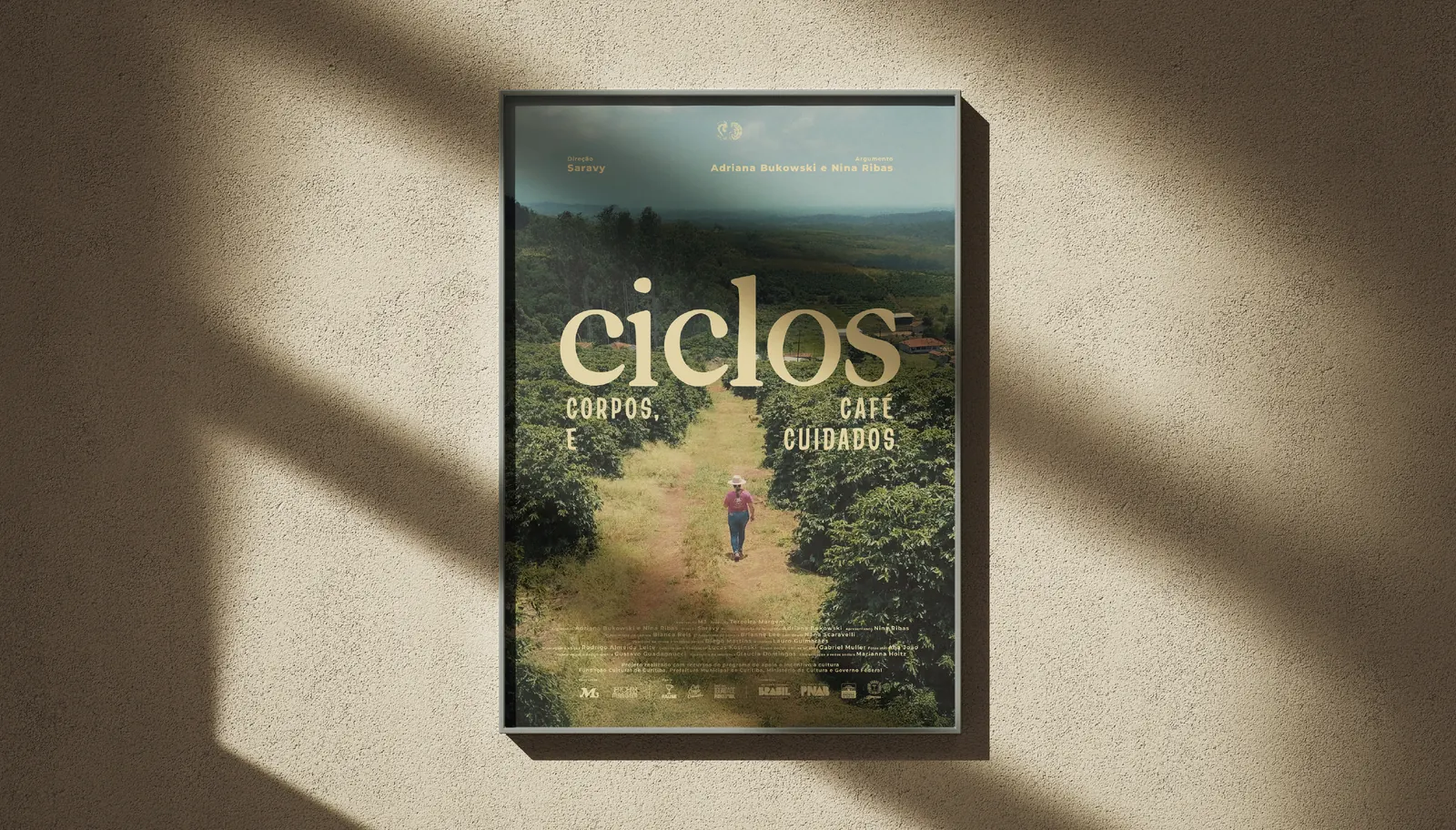 Cartaz do filme Ciclos emoldurado na parede